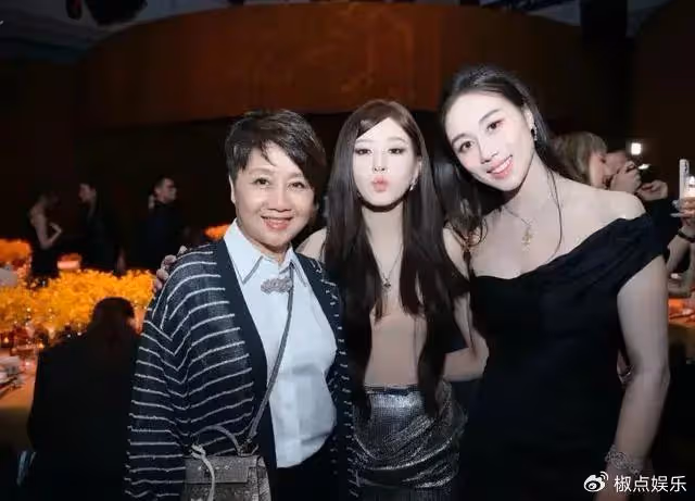 梁安琪64歲生日慶典曝光！何超瓊打扮性感超搶鏡，趙露思驚喜現身