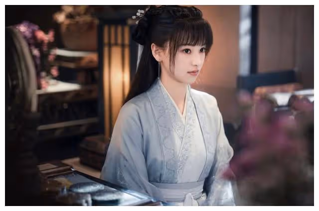 櫻花女神紅遍螢屏，演《長相思》，再演《烈焰》，驚艷出道