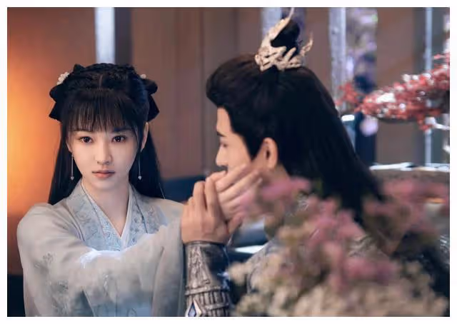 櫻花女神紅遍螢屏，演《長相思》，再演《烈焰》，驚艷出道