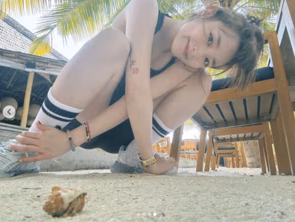 王凈「難得解放泳裝」渾圓胸型被看光!曹佑寧2表情符號…秒現身留言
