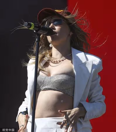 羅伯派汀森正式當新手爸!超模女友卸貨 小倆口推嬰兒車現身