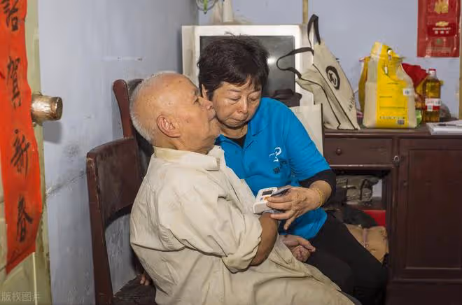 12年老保姆坦言：獨生家庭的老人，往往要比多子女家庭的老人幸福