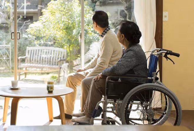 12年老保姆坦言：獨生家庭的老人，往往要比多子女家庭的老人幸福