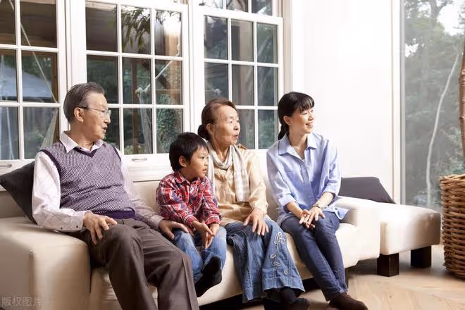 12年老保姆坦言：獨生家庭的老人，往往要比多子女家庭的老人幸福
