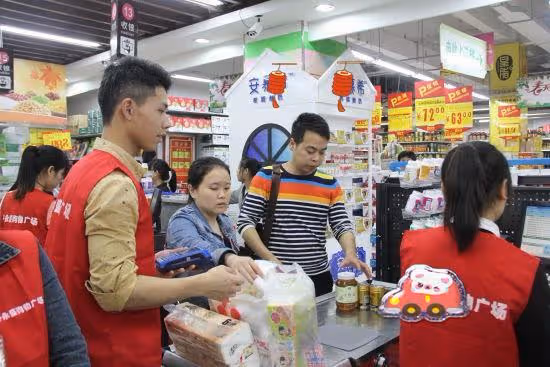 4歲孩子在超市「先喝水後結帳」！被要求10倍賠償　爸爸3句話「顯高情商」經理轉怒為笑忙道歉