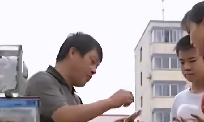 2005年，河南男子尋親多年無果，女兒放學：爸，有人跟你長得一樣