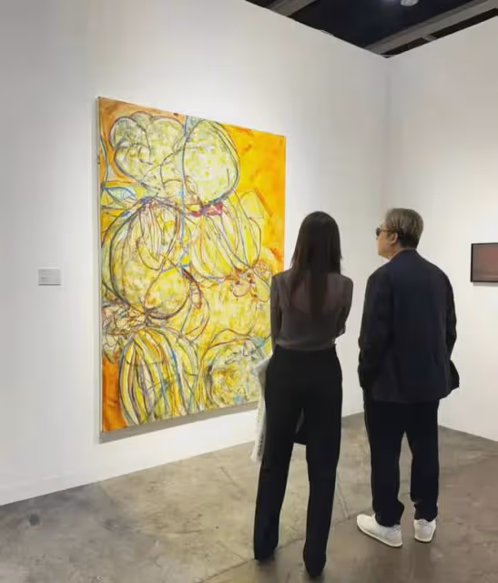 王岳倫攜神秘女子亮相藝術展,身姿曼妙背影美,鄧文迪林青霞也在