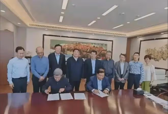 王樹國和曹德旺的簽約儀式上,嘉賓陣容曝光,網友:每個都不簡單