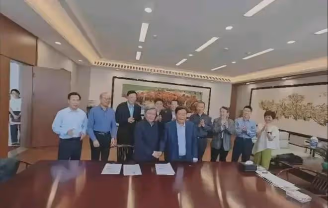王樹國和曹德旺的簽約儀式上,嘉賓陣容曝光,網友:每個都不簡單
