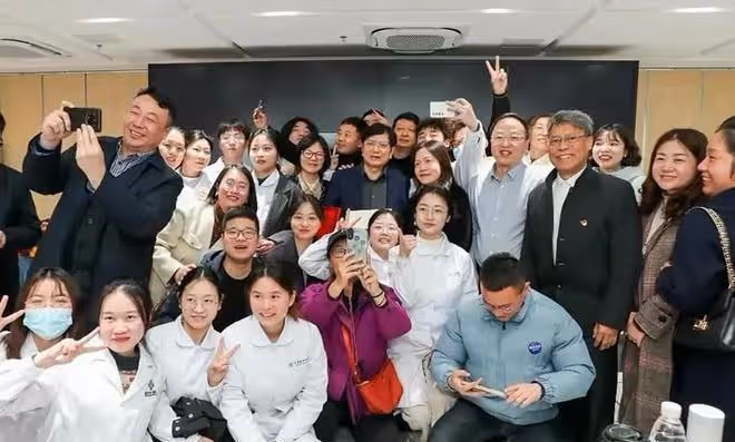王樹國和曹德旺的簽約儀式上,嘉賓陣容曝光,網友:每個都不簡單