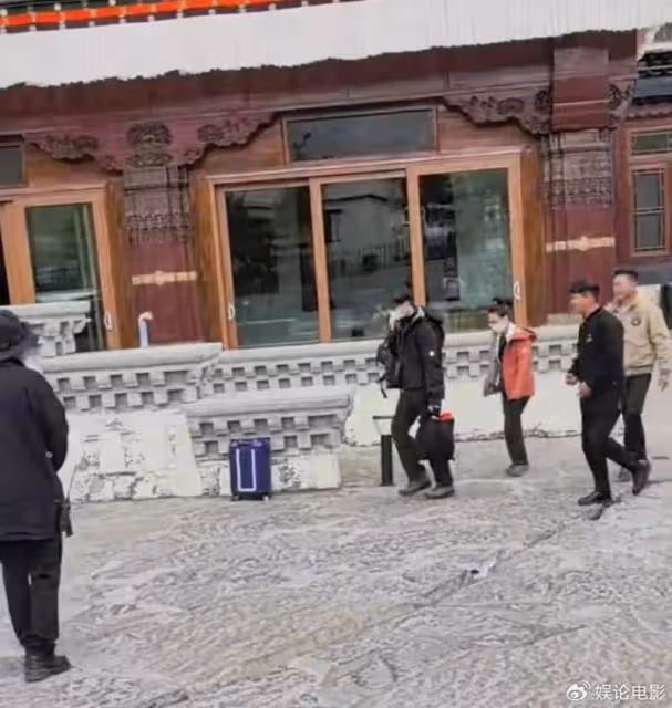 胡歌帶老婆游西藏,大包小包自己拿,好男人無疑