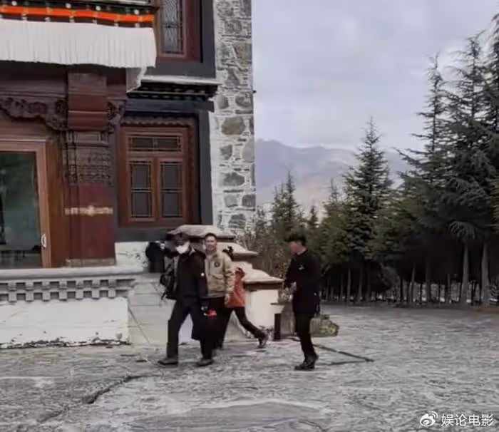 胡歌帶老婆游西藏,大包小包自己拿,好男人無疑