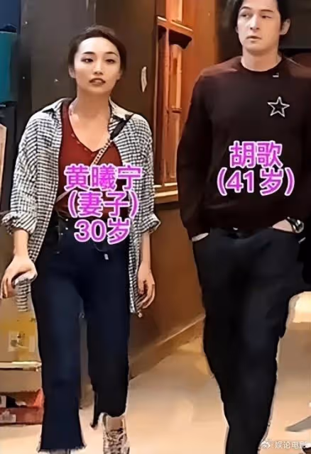 胡歌帶老婆游西藏,大包小包自己拿,好男人無疑
