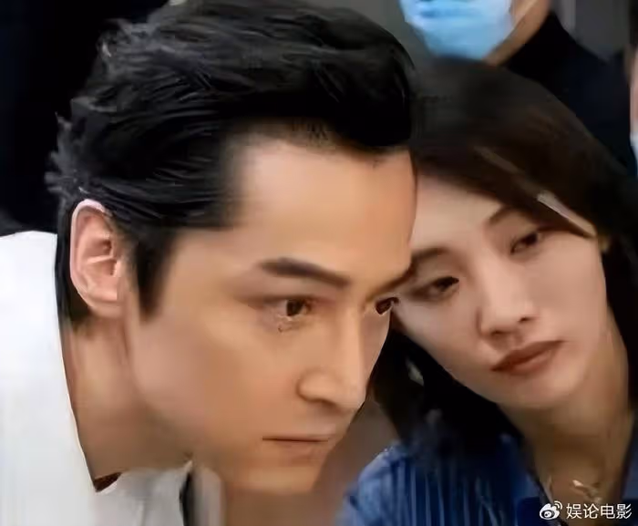 胡歌帶老婆游西藏,大包小包自己拿,好男人無疑