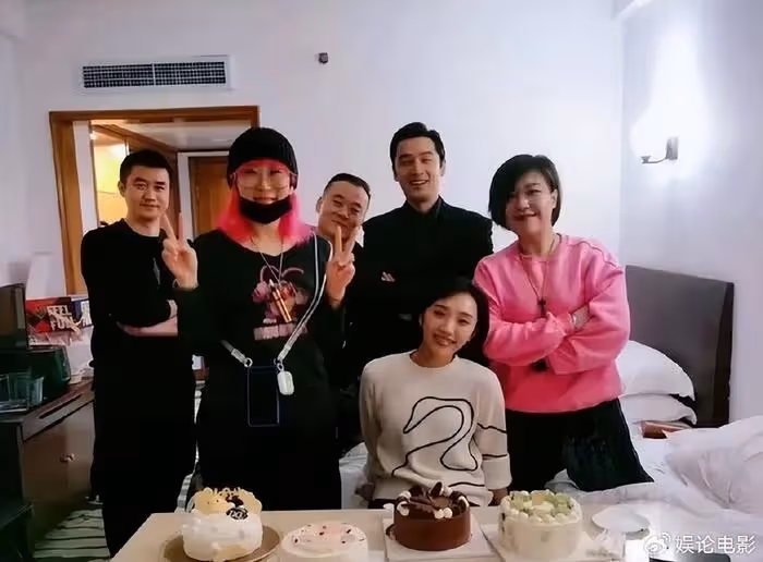胡歌帶老婆游西藏,大包小包自己拿,好男人無疑