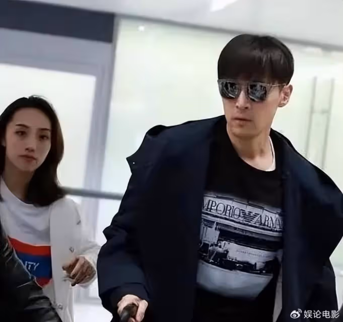 胡歌帶老婆游西藏,大包小包自己拿,好男人無疑