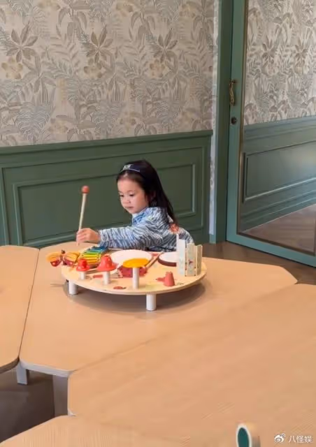 王陽一家度假，3歲女兒戴2000元發箍長相標誌，從小在蜜罐里長大