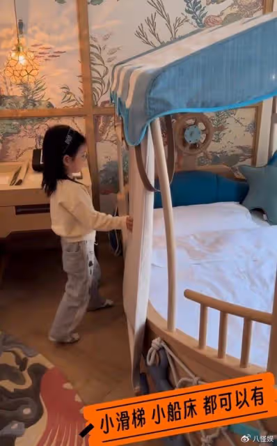 王陽一家度假，3歲女兒戴2000元發箍長相標誌，從小在蜜罐里長大