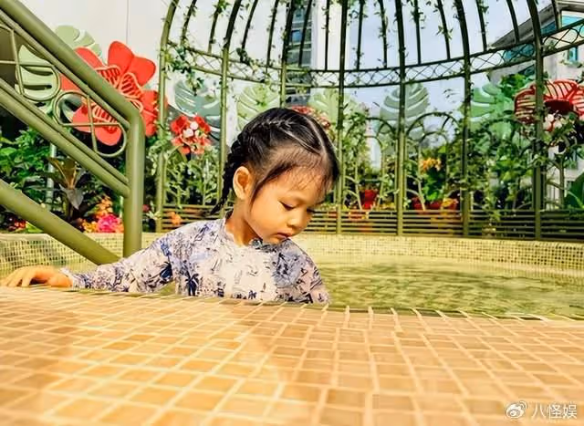 王陽一家度假，3歲女兒戴2000元發箍長相標誌，從小在蜜罐里長大