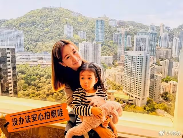 王陽一家度假,3歲女兒戴2000元發箍長相標誌,從小在蜜罐里長大