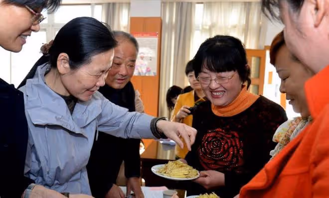 伺候癱瘓婆婆三十年，父老鄉親都誇我好，大姑姐一句話否定了我