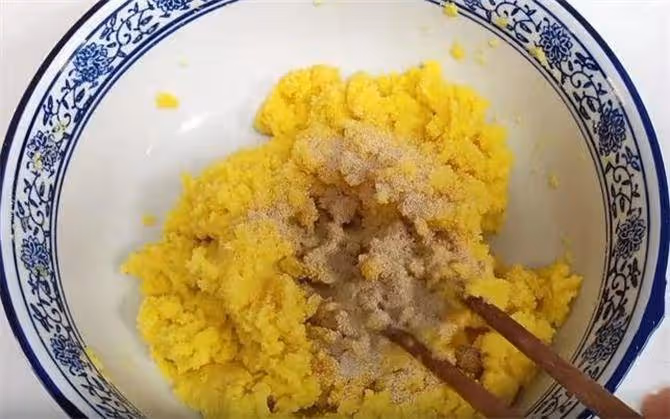 玉米面用開水一燙，簡單一做，鬆軟細膩又醇香，比麵包都好吃