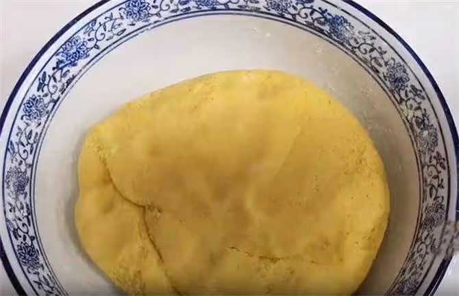 玉米面用開水一燙，簡單一做，鬆軟細膩又醇香，比麵包都好吃