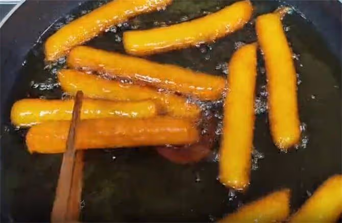 半個南瓜，2碗糯米粉，手不沾面，軟糯又酥脆，比油條簡單多了