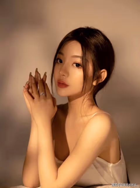 你絕對頂不住!極品36D尤物弔帶白裙 簡約不簡單