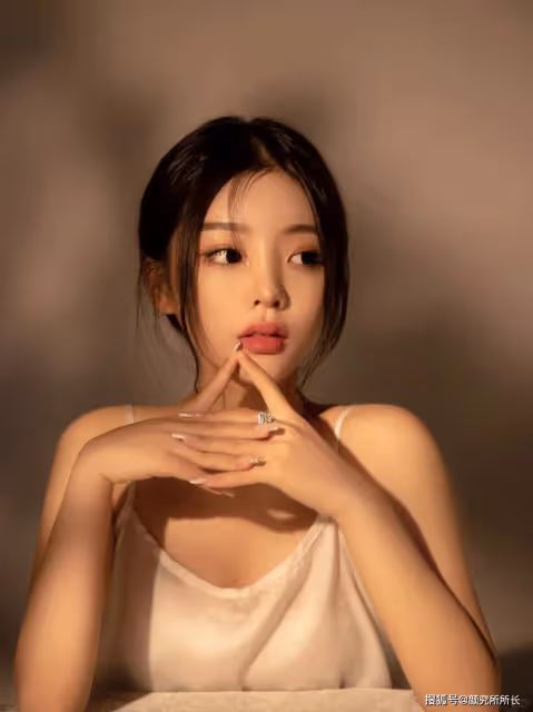 你絕對頂不住!極品36D尤物弔帶白裙 簡約不簡單
