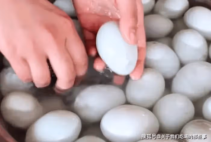 腌鹹蛋的傳統做法,不用黃泥,不用鹽水,30天流油起沙,咸鮮甘香
