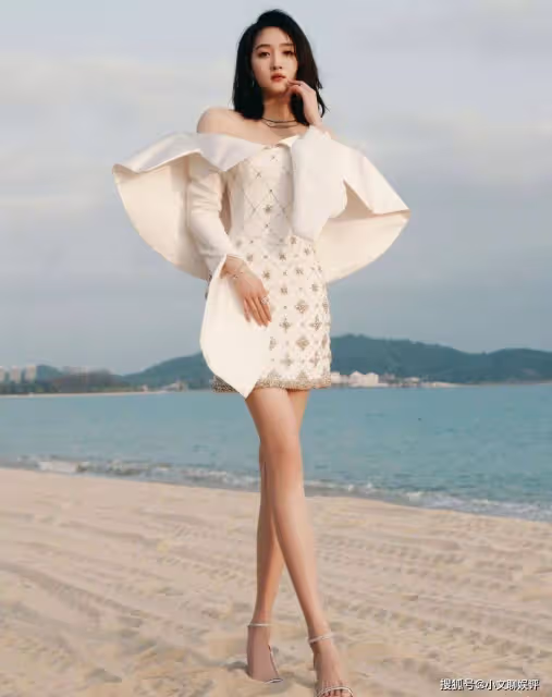 當40歲佟麗婭和33歲李沁站一起,我明白了氣質面前年齡不值一提