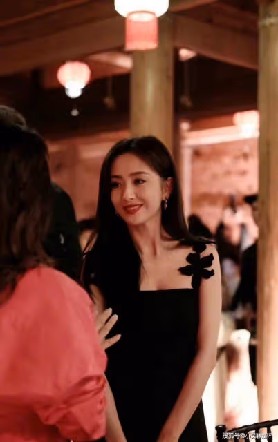 當40歲佟麗婭和33歲李沁站一起,我明白了氣質面前年齡不值一提