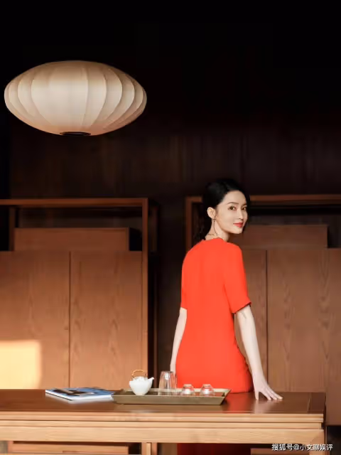當40歲佟麗婭和33歲李沁站一起,我明白了氣質面前年齡不值一提