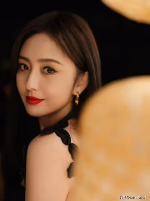 當40歲佟麗婭和33歲李沁站一起,我明白了氣質面前年齡不值一提