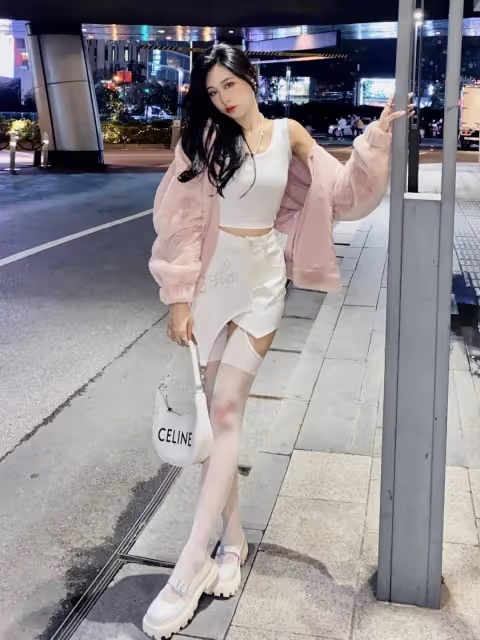 白色弔帶襪,讓你成為純欲的誘惑之星