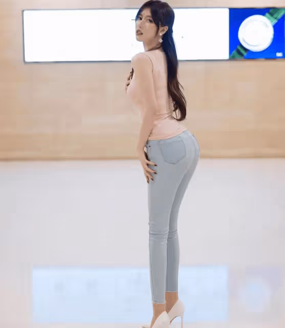 粉色收身上衣牛仔褲搭配,性感身材一覽無餘,勾魂攝魄,魂牽蒙繞