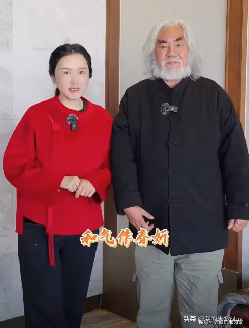 張紀中老婆懷三胎後露面,杜星霖孕期帶娃,一兒一女小眼睛太像爹