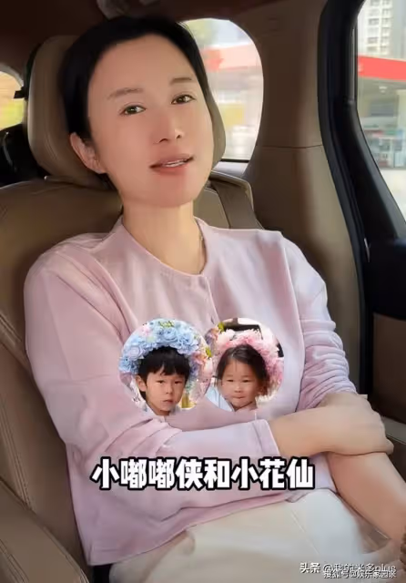 張紀中老婆懷三胎後露面,杜星霖孕期帶娃,一兒一女小眼睛太像爹