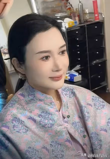 張紀中老婆懷三胎後露面,杜星霖孕期帶娃,一兒一女小眼睛太像爹