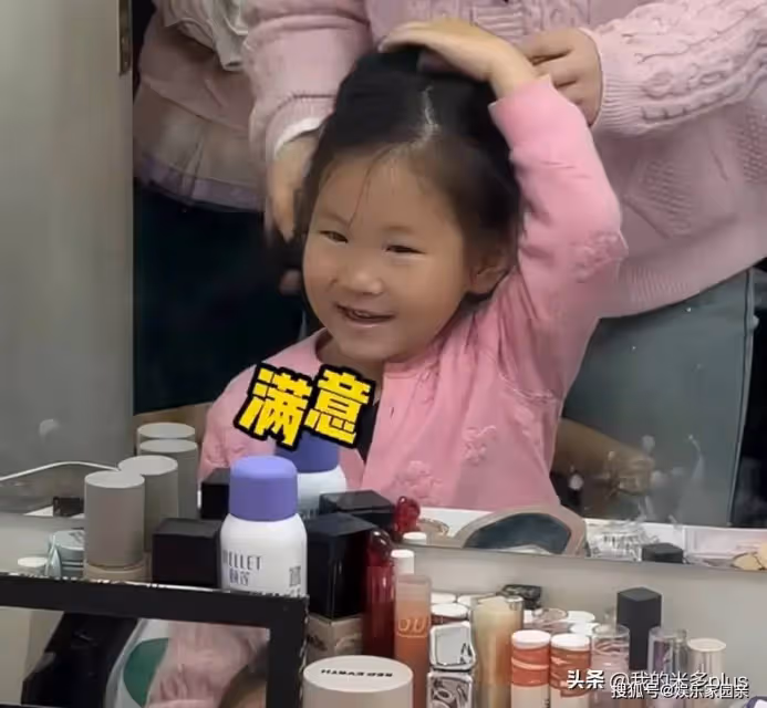 張紀中老婆懷三胎後露面,杜星霖孕期帶娃,一兒一女小眼睛太像爹