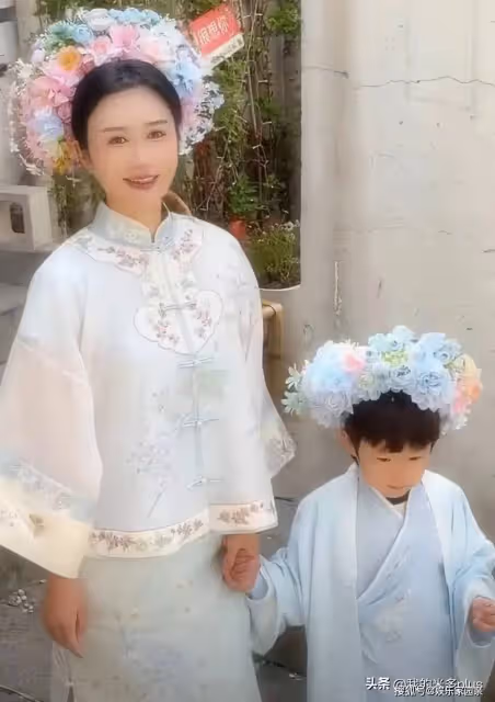 張紀中老婆懷三胎後露面,杜星霖孕期帶娃,一兒一女小眼睛太像爹