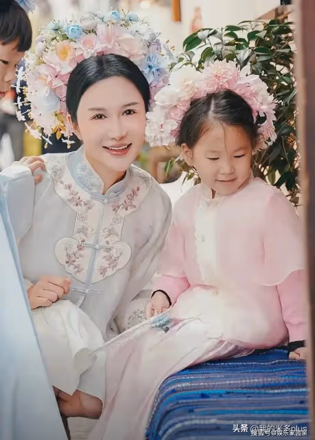 張紀中老婆懷三胎後露面,杜星霖孕期帶娃,一兒一女小眼睛太像爹