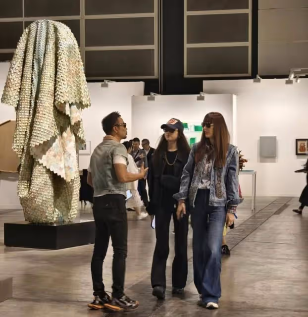 王岳倫攜新歡甜蜜看展,小女友穿透視裝身材吸睛,顏值被路人誇讚