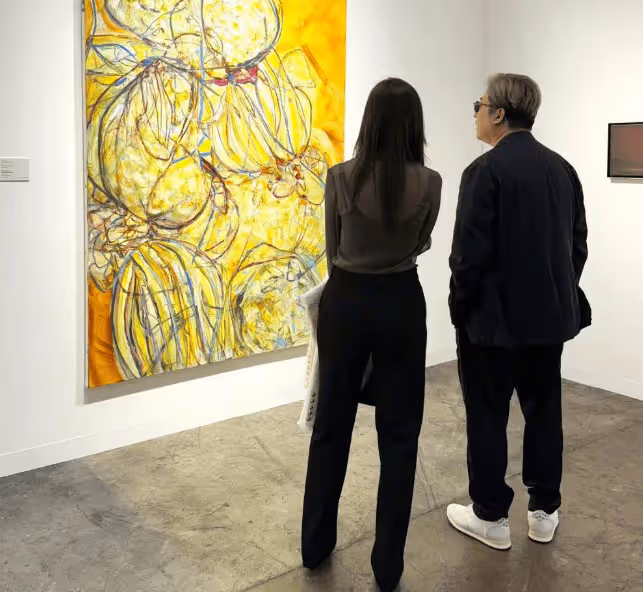 王岳倫攜新歡甜蜜看展,小女友穿透視裝身材吸睛,顏值被路人誇讚