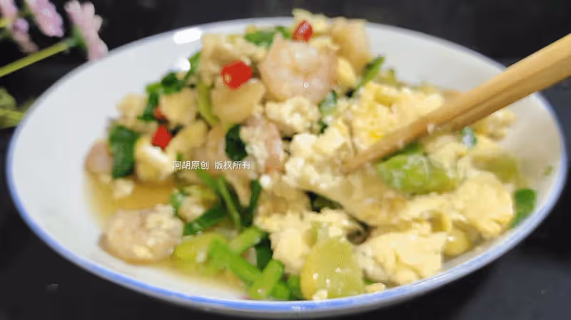 雞蛋和它絕配!花小錢,吃出一道「補腦好菜」,鮮嫩到飛起,一個菜掃光一鍋飯
