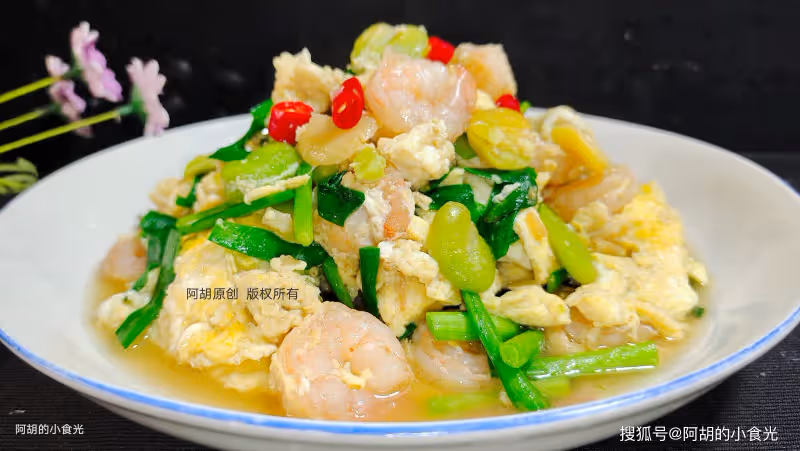 雞蛋和它絕配!花小錢,吃出一道「補腦好菜」,鮮嫩到飛起,一個菜掃光一鍋飯