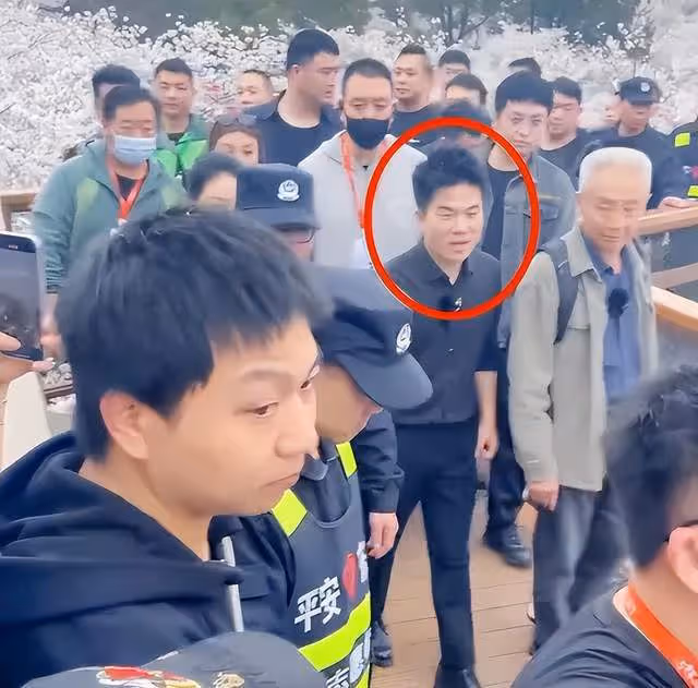 張藝謀問董宇輝:湖北之行最大的收穫是什麼?董宇輝回應顯情商