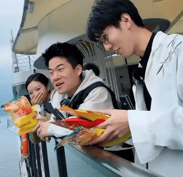 張藝謀問董宇輝:湖北之行最大的收穫是什麼?董宇輝回應顯情商