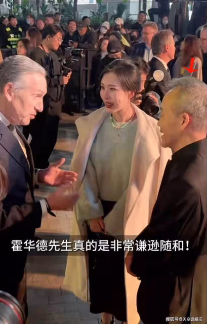 田朴珺身份不簡單,現身高端晚宴和老外熱聊!73歲王石全程似跟班